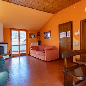 Spacious Mountain View Attic Appartamento
